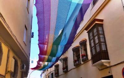 Пенсионерки связали 50-метровый флаг ЛГБТ-движения
