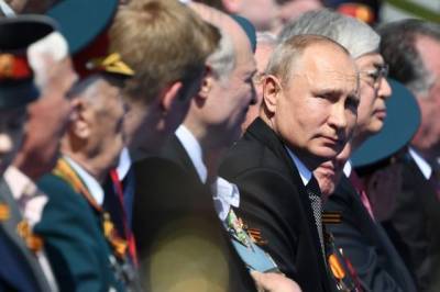 Путин перед парадом Победы поприветствовал ветеранов