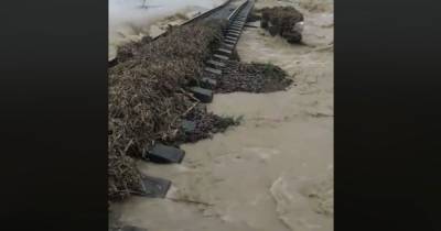 Поезда остановили: из-за страшной непогоды в Ивано-Франковской области пострадали железнодорожные пути