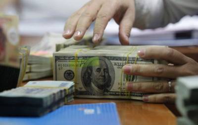Вкладчики российских банков возвращают валюту на свои счета