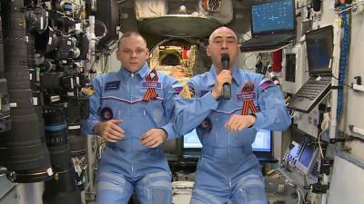 Космонавты Роскосмоса поздравили россиян с юбилеем парада.