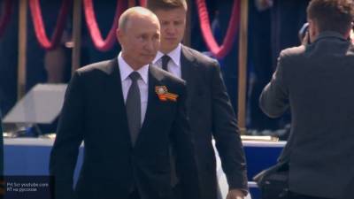 Путин возложил цветы у Вечного огня в Москве