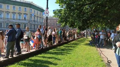 Парад Победы в Петербурге собрал сотню зрителей за ограждениями