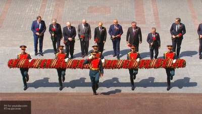 Путин возложил цветы у Вечного огня в Александровском саду
