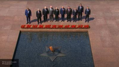 Путин возложил цветы у Вечного огня возле Могилы Неизвестного Солдата