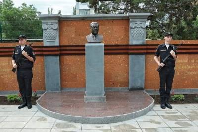 В Симферополе открыли памятник Ашоту Аматуни