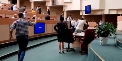 Саратовские депутаты закончили обсуждение этических вопросов потасовкой