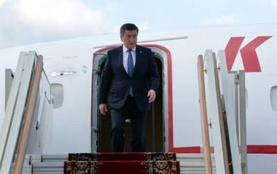 Президент Киргизии прилетел в Москву, но не пошел на парад