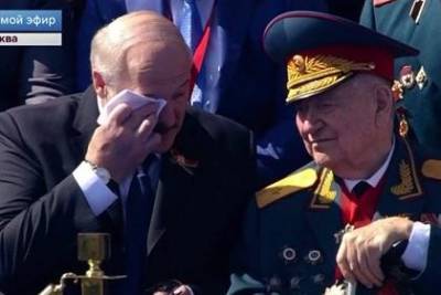 Лукашенко поговорил с ветераном и вытер слезы
