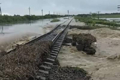 Криклий показал, как под Ивано-Франковском вода смыла железную дорогу (видео)