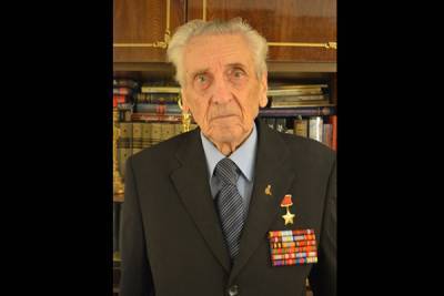 В Петербурге 95-летний юбилей отмечает Герой Советского Союза Михаил Ашик