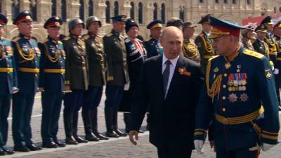 Путин жестом оценил парад Победы на Красной площади