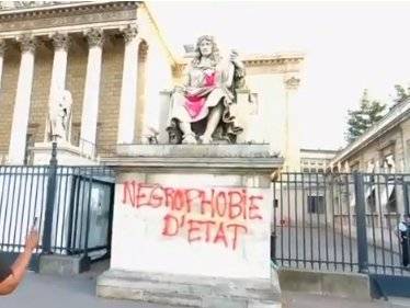 Во Франции осквернили памятник французскому политику Кольберу возле Национального собрания