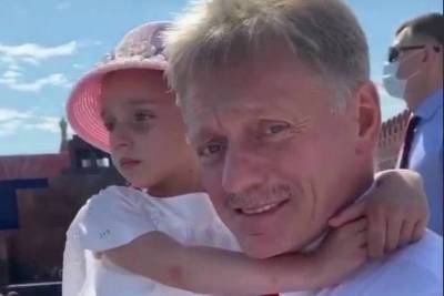 Песков пришел на парад Победы с дочкой на руках
