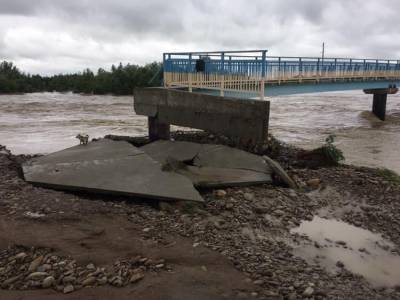 Возле Калуша река разрушила мост, который строили 7 лет после наводнения-2008
