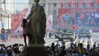 Танки и маски: парад в честь 75-летия Победы в Петербурге
