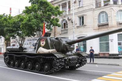 «Не смог повернуть», на параде в Севастополе головной танк Т-34 чуть не въехал в толпу зрителей