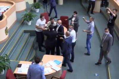 В Саратовской областной думе депутаты устроили потасовку