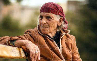 Eurostat: пожилые женщины в Латвии живут в одиночестве