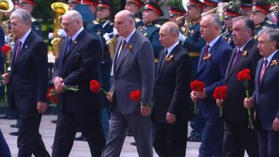 Владимир Путин и лидеры иностранных государств возложили цветы к Могиле Неизвестного Солдата — видео