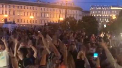 В Петербурге перед парадом Победы около 100 человек устроили COVID-вечеринку на Дворцовой площади — видео