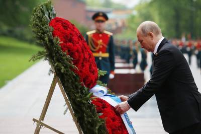Путин возложил цветы к Могиле Неизвестного Солдата