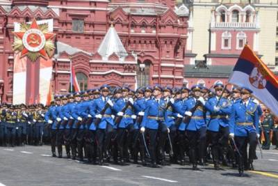 Сербские гвардейцы прошли строем по Красной площади на параде Победы