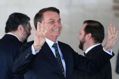 Президента Бразилии обязали носить защитную маску на публике