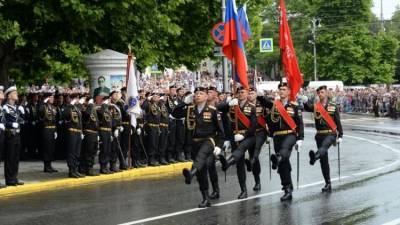 Лужи, историческая техника, авиация: в Севастополе прошел парад Победы