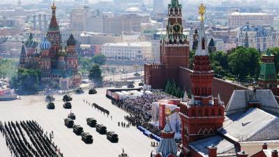Россияне восхитились мощью военной техники на параде Победы в Москве
