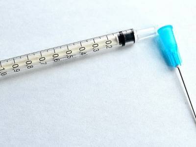 Ход испытаний российской вакцины от коронавируса оценил Минздрав