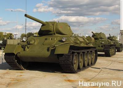 СМИ: Танк Т-34 на марше в Севастополе совершил опасный маневр рядом со зрителями