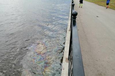 В Волге в районе саратовской набережной обнаружили нефтяное пятно