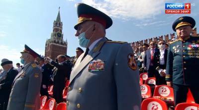 В Москве провели парад на опустевших улицах с ветеранами, танками Т-34 и самолетами