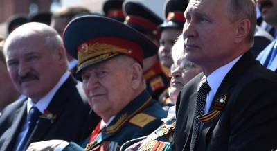 Стоял в сторонке: Лукашенко на параде в Москве показал Путину свою обиду (видео)