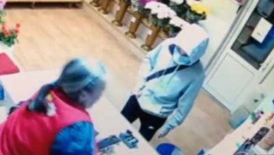 Ограбление невозмутимой продавщицы цветов попало на видео