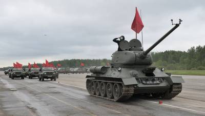 Т-34 чуть не въехал в зрителей на параде Победы в Севастополе