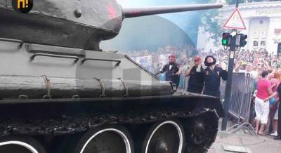 "Не смог повернуть": в Севастополе во время парада танк оккупантов едва не въехал в толпу зрителей (фото)