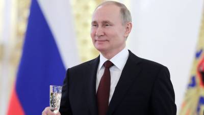 Путин поднял тост за ветеранов и будущие победы