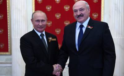 Фотофакт. Лукашенко отказался надевать на параде в Москве георгиевскую ленту