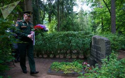 "За русский боевой вклад": в Латвии возложили цветы на могилу участника парада 1945 года