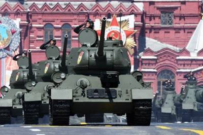 Во время трансляции Парада Победы в Москве дрон влетел в дуло танка и показал его кабину. Видео
