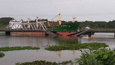 Двухсотметровый танкер протаранил железнодорожный мост в Панаме