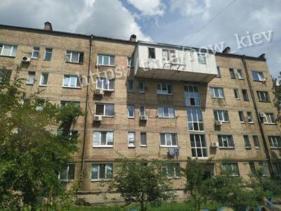 В Сети появился снимок исполинского балкона в Киеве: может рухнуть