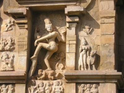В Индии из песка откопали древний храм Шивы