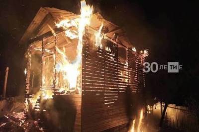 В дачном доме в Казани заживо сгорел молодой мужчина