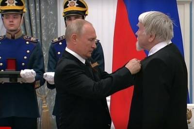Пскович Валентин Курбатов получил государственную премию из рук Владимира Путина
