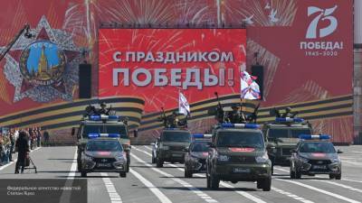 Военные ЗВО прошли парадом по Дворцовой площади Санкт-Петербурга