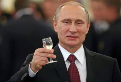 Путин поднял тост за ветеранов и за победы России в прошлом и будущем
