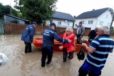 В Ивано-Франковской области из-за наводнения эвакуируют районную больницу с больными коронавирусом
